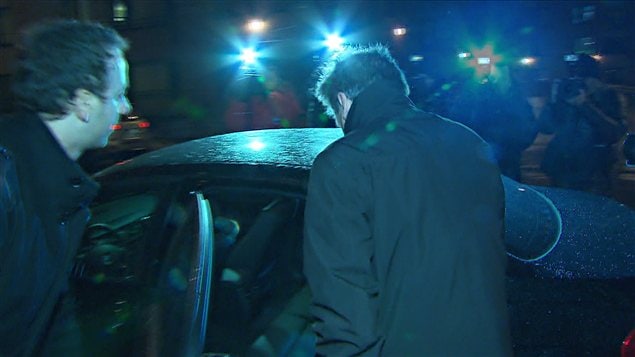 Pierre Duhaime à sa sortie du quartier général de la SQ, à Montréal, mercredi soir