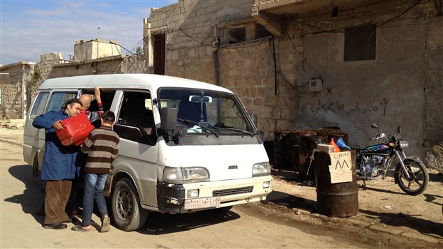 Il nous a souvent fallu faire le plein pour parcourir toutes les petites routes de campagne sous le contrôle de l'Armée syrienne libre.