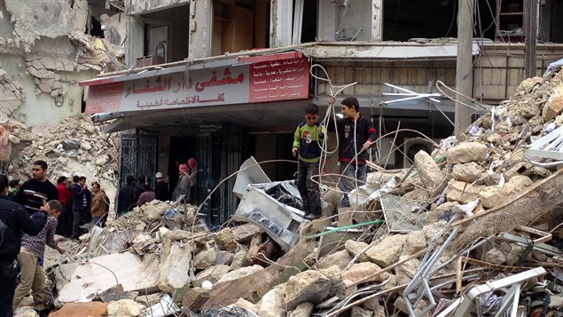 L'entrée de l'hôpital entourée des débris après le dernier bombardement