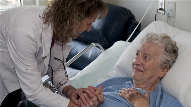 De forts liens se tissent entre le personnel et les personnes qui sont de passage aux Soins palliatifs, comme en témoigne cet instant croqué sur le vif, où l'assistante infirmière-chef, Marie-Claude Langelier, rigole avec Norbert Valcour. Quelque temps après la prise de cette photo, M. Valcour a quitté l'unité des soins palliatifs pour toujours.