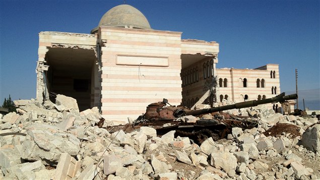 Un tank abandonné pour les forces de Bachar Al-Assad à Azaz