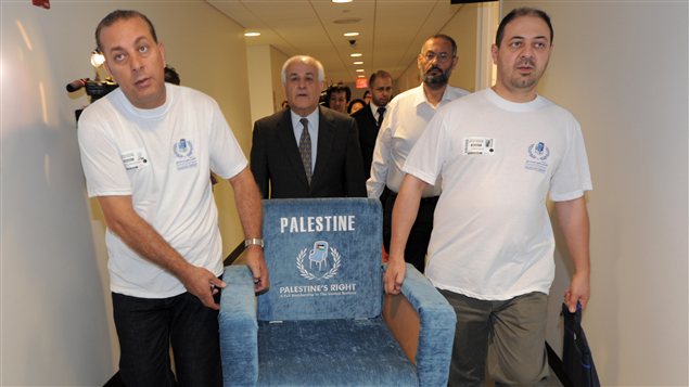 La délégation palestinienne à l'ONU apporte symboliquement un siège à sa rencontre avec le président de l'Assemblée générale de l'ONU.