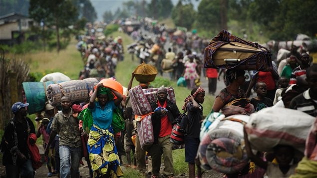 Des milliers de Congolais fuient la ville de Sake, à 26&#160;km de Goma, en raison des violences dans l'est de la République démocratique du Congo le 22 novembre 2012.