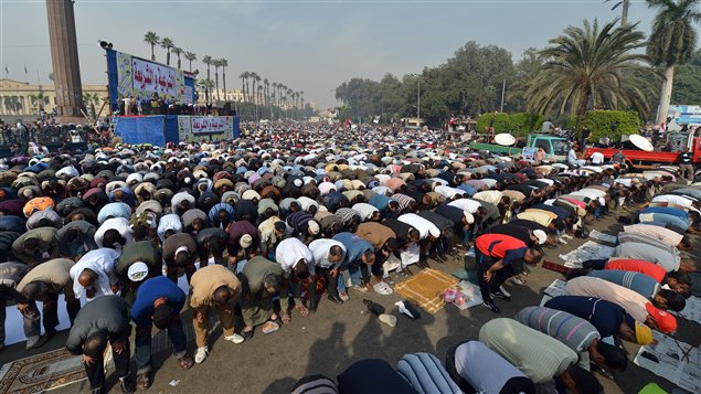 Prière devant l'Université du Caire lors de la manifestation appuyant le président Morsi.