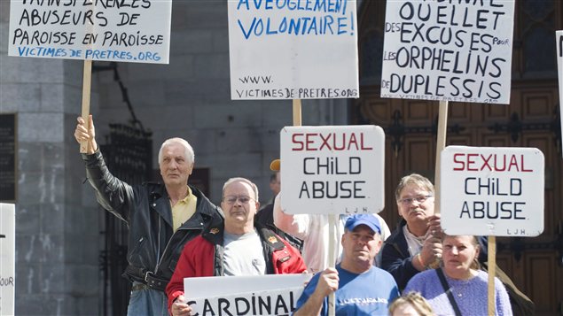 Des orphelins de Duplessis lors d'une manifestation