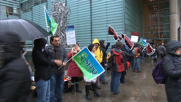 Les employés en grève à la Grande bibliothèque, lors de leur dernière manifestation