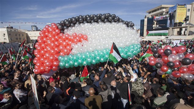 Un drapeau palestinien composé de ballons dans la bande de Gaza lors d'un rassemblement pour célébrer l'obtention du titre d'État non membre de la Palestine à l'ONU.