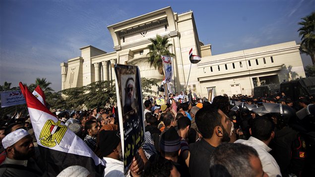 Des centaines de partisans de Mohamed Morsi manifestent devant la Cour suprême égyptienne.