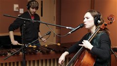 Jorane �taiten studio avec son violoncelle nous faire 2 chansons; elle est accompagn�e au marimba par Julien Compagne.