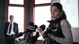 Marilou Alarie, du Regroupement des citoyens pour la sauvegarde de la forêt des Hirondelles. À gauche, le chef du Parti montarvillois, Martin Murray.