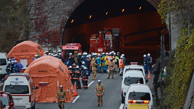 Les opérations de secours ont repris après une interruption décidée par les autorités pour des raisons de sécurité.