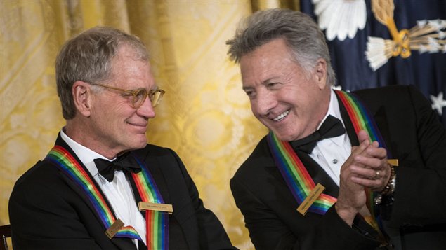 L'acteur Dustin Hoffman (à gauche) discute avec l'animateur David Letterman (à droite) lors de la soirée de remise des prix du centre Kennedy.