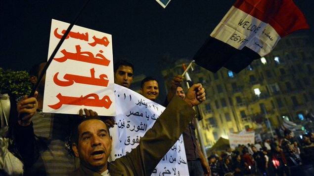 Des opposants au président manifestent au Caire. Il est écrit sur la pancarte : « Morsi est un danger pour l'Égypte ». (archives)