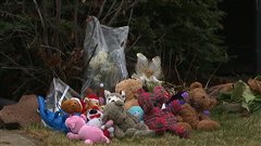 Fleurs et peluches ont �t� d�pos�s devant les lieux du drame, � la m�moire des victimes