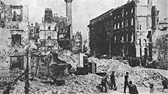 La rue Sackville � Dublin, apr�s l�insurrection de P�ques, en 1916. / � James Martin Miller 