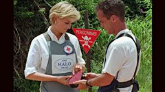 En 1997, la princesse Diana d�clenche un d�tonateur servant � faire exploser des mines antipersonnel localis�es. | �AFP/Giovanni Diffidenti