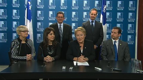 Rang�e du bas (de gauche � droite) : Lorraine Richard, V�ronique Hivon, Pauline Marois, Yves-Fran�ois Blanchet. Rang�e du haut: Marjolain Dufour et Sylvain Pag�