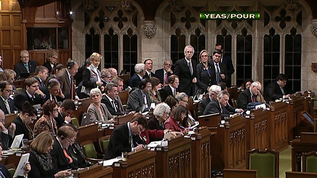 Les députés de l'opposition votent pour tenter d'amender le projet de loi omnibus le 4 décembre 2012.