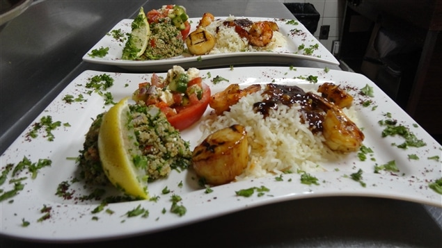 Un plat aux crevettes papillons