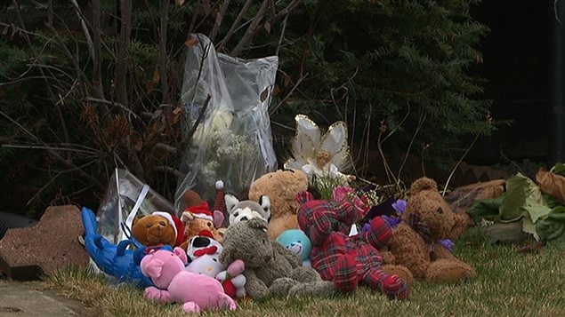 Fleurs et peluches ont été déposés devant les lieux du drame, à la mémoire des victimes
