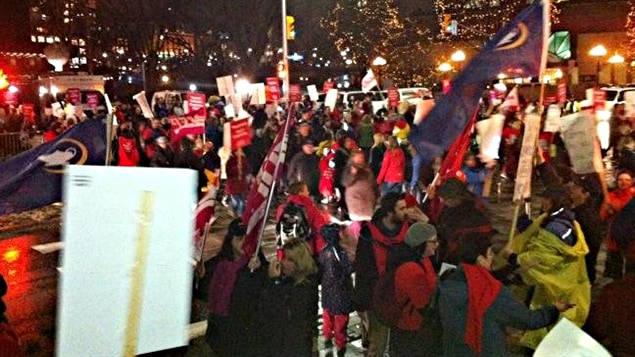 Plus de 200 enseignants d'Ottawa ont manifesté devant le Centre des congrès où Dalton McGuinty participe à une activité de financement.