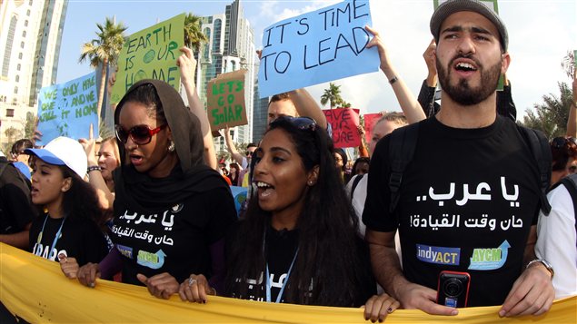 Des activistes scandent des slogans à Doha, le 1er décembre, lors d'une manifestation pour la lutte aux changements climatiques.