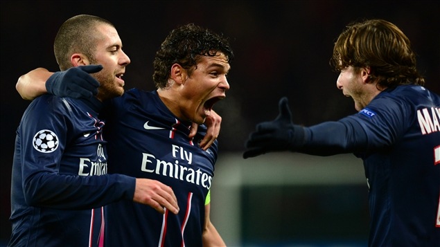 Le défenseur brésilien Thiago Silva (au centre) célèbre un but en compagnie de Jeremy Menez (à gauche) et Maxwell (à droite).