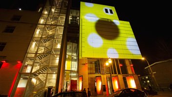 Vidéoprojection de Pascal Grandmaison sur la façade du Centre de design de l'UQAM