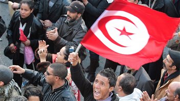 Des membres de l'UGTT manifestent à Tunis.