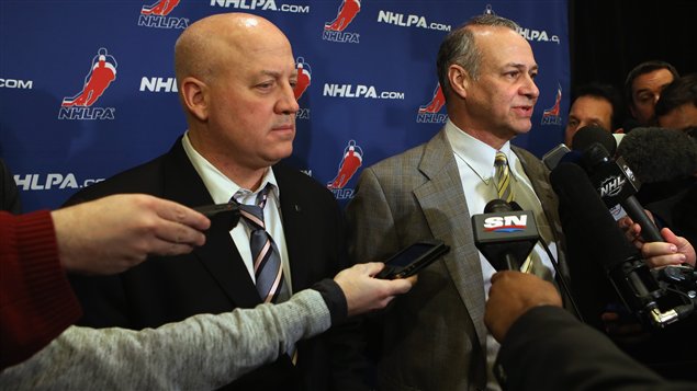 Le commissaire adjoint de la LNH Bill Daly et le conseiller de l'Association des joueurs Steve Fehr