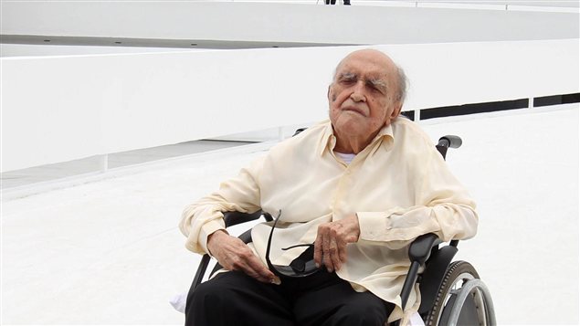 Oscar Niemeyer pose devant l'édifice de la Fondation Niemeyer, à Niteroi, au Brésil, en 2010.