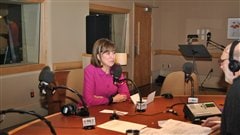 Madeleine Careau, chef de la direction de l'OSM, remet un ch�que de 930 $