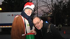Pierre Verville arrive et donne sa contribution au PDG de Radio-Canada, Hubert T Lacroix qui, comme chaque ann�e, recueille des dons sur le parvis de la soci�t�.