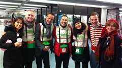 Genevi�ve Gu�rard, Philippe Lupien, les Touilleurs, Claudia Larochelle, St�phane Leclair et une acheteuse du fameux macaron J'aime RHR