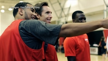 Steve Nash avec des joueurs du programme national senior