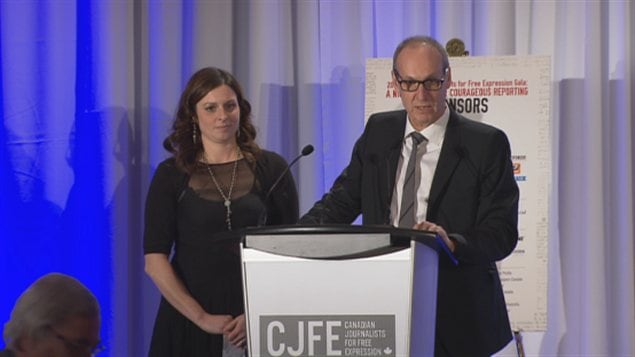 Les journalistes Marie-Maude Denis et Alain Gravel lors de la remise du prix Tara Singh Hayer