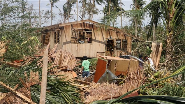 Une maison du sud-est des Philippines endommagée par le passage du typhon Bopha.