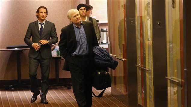 Brad Richards, le directeur de l'AJLNH Donald Fehr et Ryan Miller quittent la salle de réunion à New York.