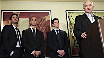 Donald Fehr annonce la mauvaise nouvelle, les joueurs accusent le coup.