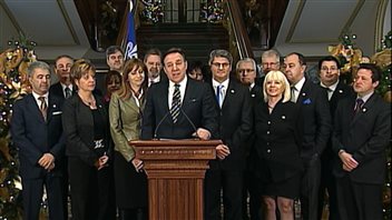 Le chef de la CAQ, François Legault, entouré de ses députés.