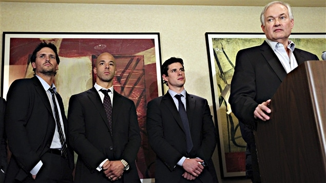 Donald Fehr annonce la mauvaise nouvelle, les joueurs accusent le coup.
