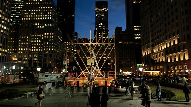 Gigantesque menorah pour célébrer la Hanoukka à New York.