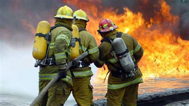 Des pompiers éteignent un incendie (archives)