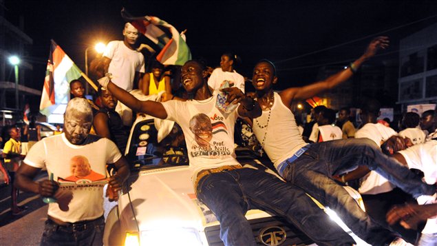 Des partisans du président élu au Ghana célèbrent sa victoire à Accra.