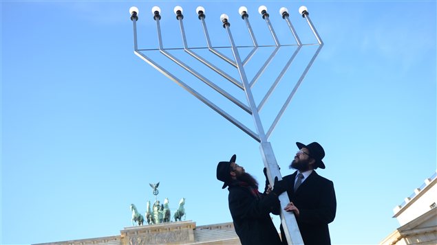 Des rabbins érigent une menorah, un chandelier qui représente un emblème biblique.