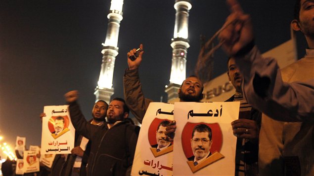 Des partisans de Mohamed Morsi manifestent le 9 décembre pour appuyer le président.