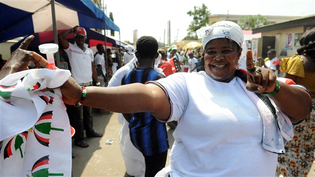 Une femme danse devant les quartiers généraux du parti Congrès démocratique national, de John Mahama.