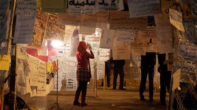 Une Égyptienne visite les installations de pancartes anti-Morsi à la Place Tahrir, le 8 décembre.