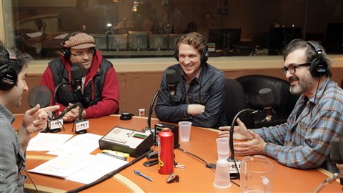 Alan C�t� du Festival en chanson de Petite-Vall�e, le musicien et producteur Carl Pr�vost et l�auteur-compositeur-interpr�te Pierre Flynn. �Radio-Canada/Michel Harvey