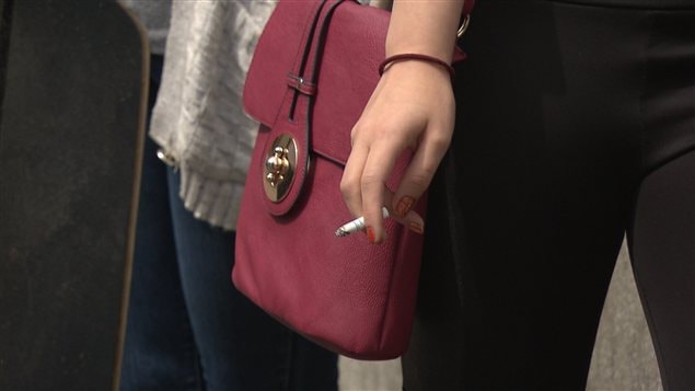 Une jeune fumeuse de cigarette
